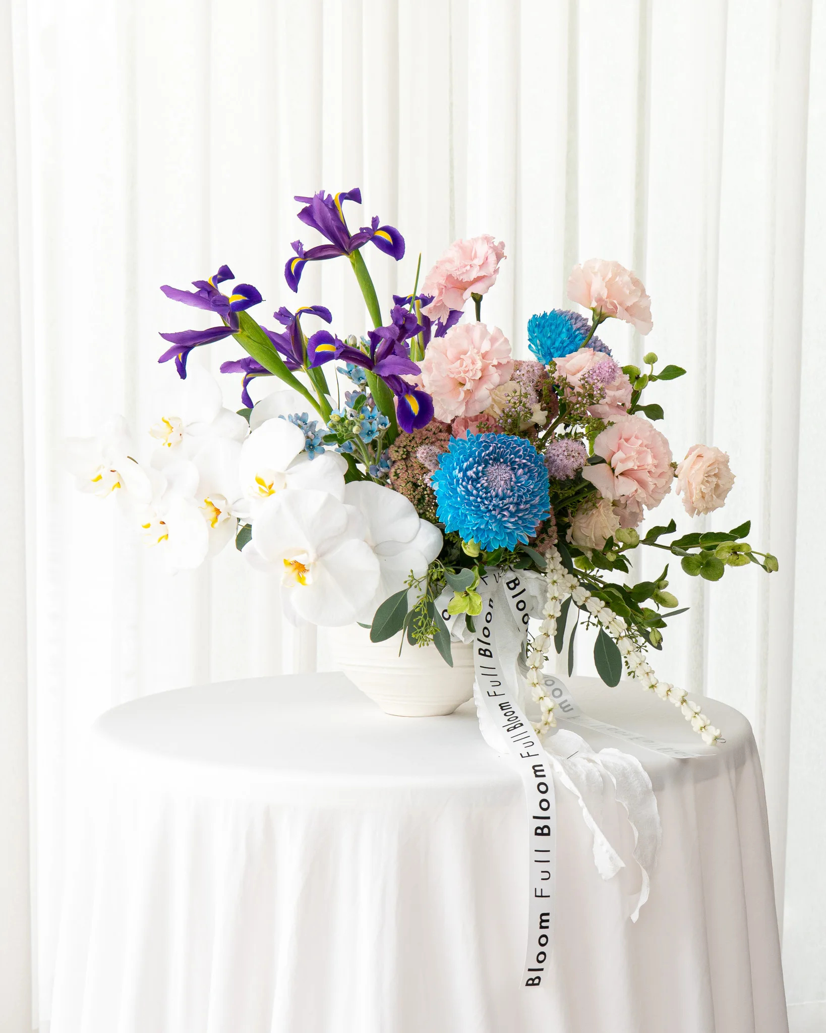 The Elegant One – Refined Blooms in a Vase